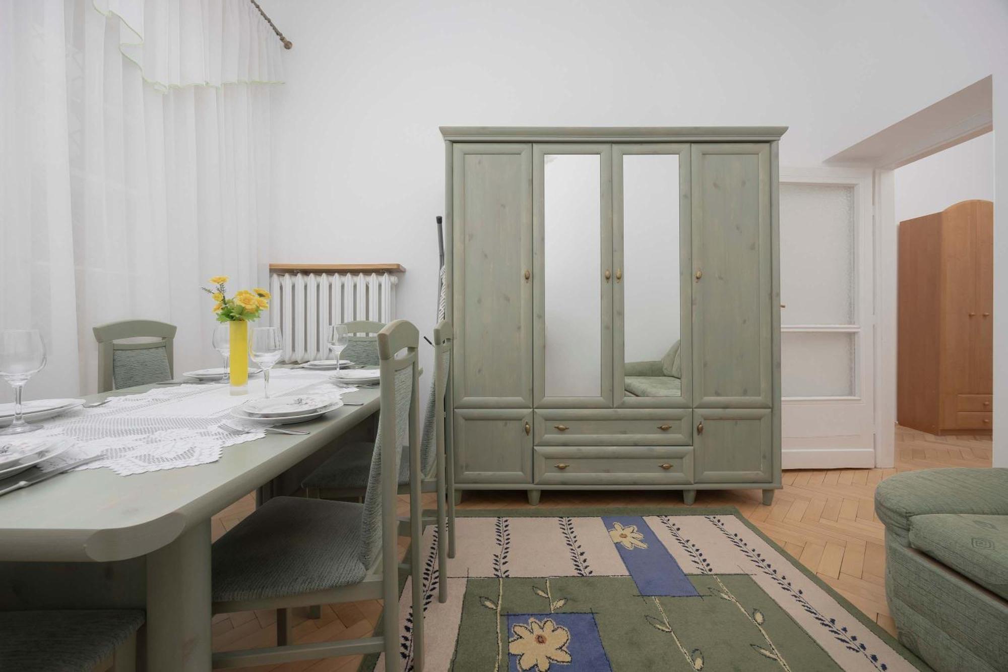 Nowy Swiat W Centrum Warszawy By Renters Warszawa